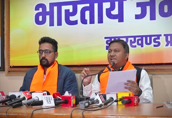 प्रेस वार्ता की तस्वीर