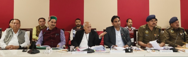 जन शिकायत निवारण समिति की बैठक में कृषि मंत्री और अन्य।