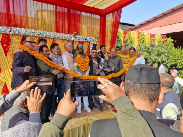 नव निर्वाचित अध्यक्ष का स्वागत करते यूकेडी कार्यकर्ता। नव निर्वाचित अध्यक्ष का स्वागत करते यूकेडी कार्यकर्ता।