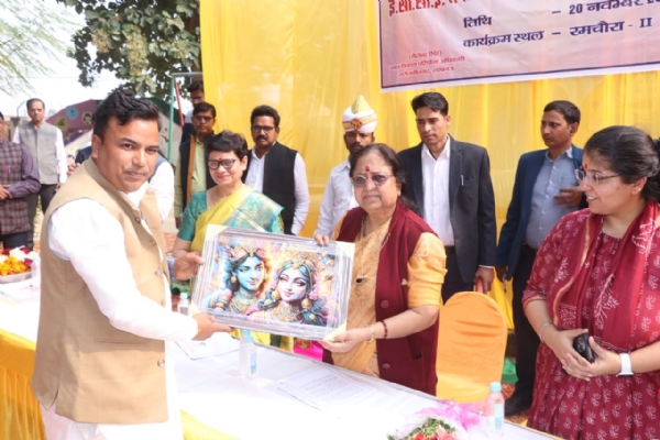 आंगनबाड़ी केंद्र का निरीक्षण करती मंत्री बेबी रानी मौर्य आंगनबाड़ी केंद्र का निरीक्षण करती मंत्री बेबी रानी मौर्य