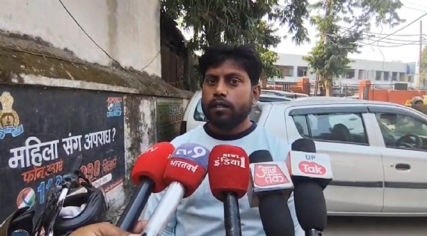 एसएसपी कार्यालय के बाहर मीडिया को पूरी घटना की जानकारी देते हुए पीड़ित अम्बरीष गोस्वामी।