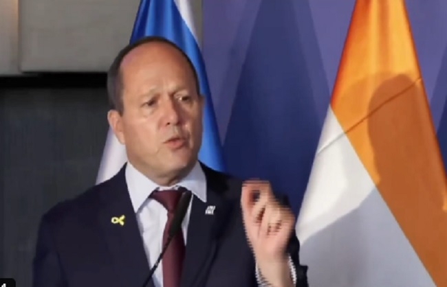 कार्यक्रम को संबोधित करते हुए इजराइल के आर्थिक मामलों के मंत्री नीर बरकत