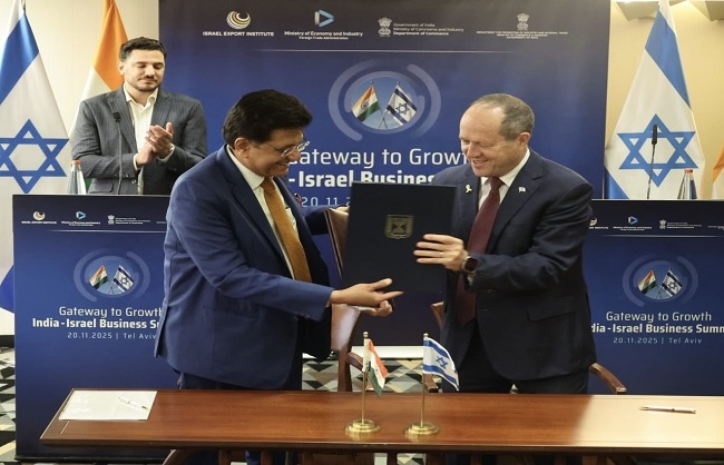 एफटीए पर वार्ता के लिए टर्म्स ऑफ रेफरेंस पर हस्ताक्षर करते पीयूष गोयल और नीर बरकत एफटीए पर वार्ता के लिए टर्म्स ऑफ रेफरेंस पर हस्ताक्षर करते पीयूष गोयल और नीर बरकत