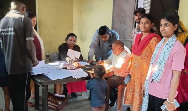 कोरबा : वार्ड-1 रामसागर पारा में मतदाता सूची पुनरीक्षण: पार्षद युगल केवट और BLO रहीजा रविंद्र ने कराया SIR फार्म भरवाया कोरबा : वार्ड-1 रामसागर पारा में मतदाता सूची पुनरीक्षण: पार्षद युगल केवट और BLO रहीजा रविंद्र ने कराया SIR फार्म भरवाया