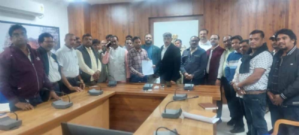 संघ के पदाधिकारी कलेक्टर वर्मा काे हड़ताल स्थगन का पत्र सौंपते संघ के पदाधिकारी कलेक्टर वर्मा काे हड़ताल स्थगन का पत्र सौंपते