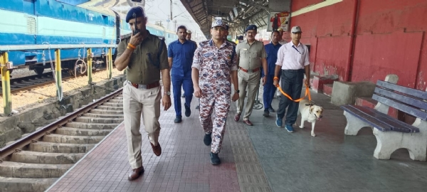 खड़गपुर रेलवे स्टेशन पर सुरक्षा जांच खड़गपुर रेलवे स्टेशन पर सुरक्षा जांच