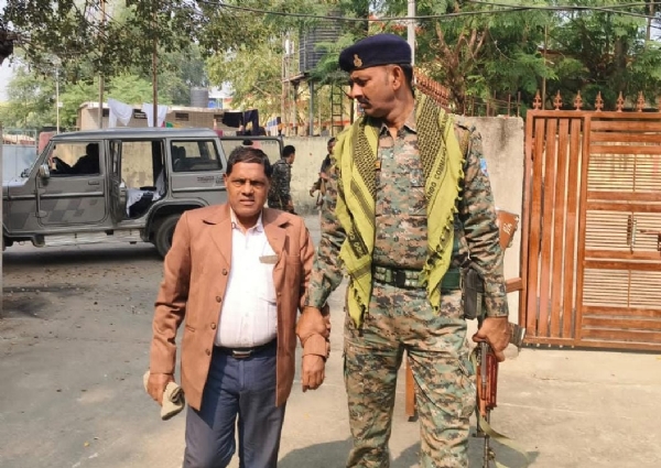 चैनपुर अंचल के बड़ा बाबू विनोद कुमार