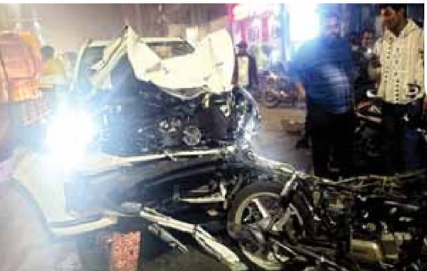 सड़क हादसे में दो युवकों की मौत, एक घायल, गुस्साई भीड़ ने सड़क किया जाम सड़क हादसे में दो युवकों की मौत, एक घायल, गुस्साई भीड़ ने सड़क किया जाम