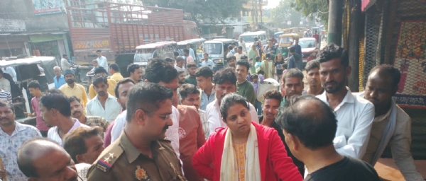 महमूदाबाद में चला अतिक्रमण अभियान महमूदाबाद में चला अतिक्रमण अभियान