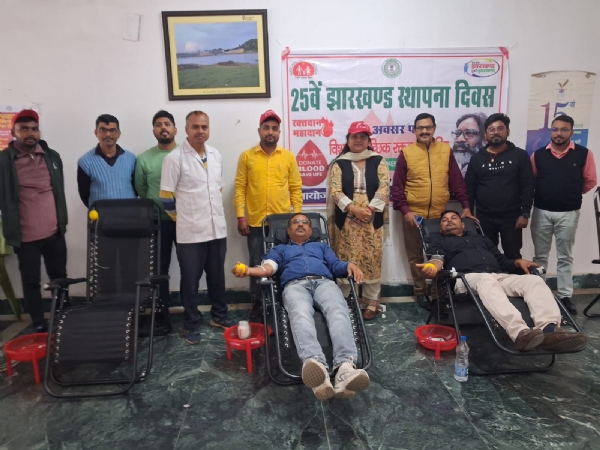 क्तदान करते आपूर्ति कार्यालय कर्मी एवं उनका उत्साह बढाती डीएसओ प्रीति किस्कू क्तदान करते आपूर्ति कार्यालय कर्मी एवं उनका उत्साह बढाती डीएसओ प्रीति किस्कू