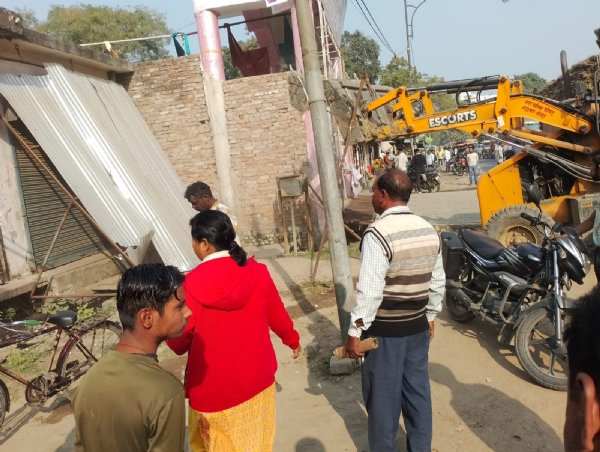 हटाए गए अतिक्रमण दौरान टूटी हुई दीवाल हटाए गए अतिक्रमण दौरान टूटी हुई दीवाल