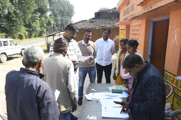 निरीक्षण करते अधिकारी। निरीक्षण करते अधिकारी।