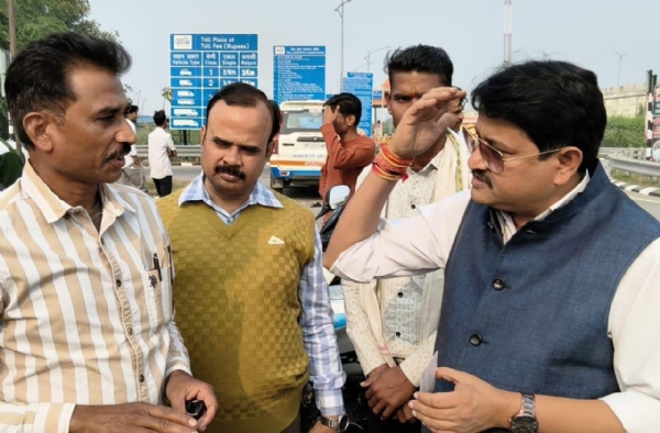 दौरान करते अधिकारी दौरान करते अधिकारी