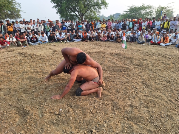 अन्नू कानपुर ने जय सिंह जालौन को पटका अन्नू कानपुर ने जय सिंह जालौन को पटका