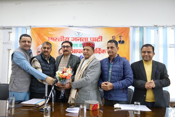 बैठक के दौरान भाजपा अध्यक्ष का स्वागत करते हुए पार्टी नेता। बैठक के दौरान भाजपा अध्यक्ष का स्वागत करते हुए पार्टी नेता।