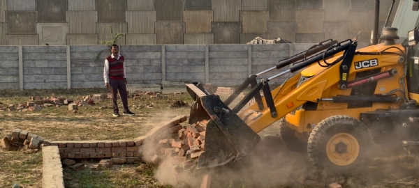 थाना हाफिजगंज क्षेत्र के ग्राम रिठौरा में बरेली विकास प्राधिकरण की प्रवर्तन टीम अवैध कॉलोनी में चल रहे निर्माण को ध्वस्त करती हुई। थाना हाफिजगंज क्षेत्र के ग्राम रिठौरा में बरेली विकास प्राधिकरण की प्रवर्तन टीम अवैध कॉलोनी में चल रहे निर्माण को ध्वस्त करती हुई।