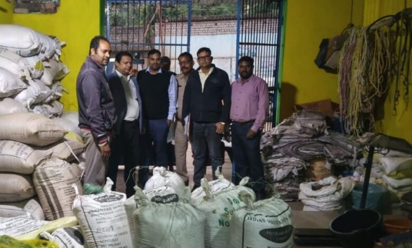 अवैध धान जब्त करते हुए