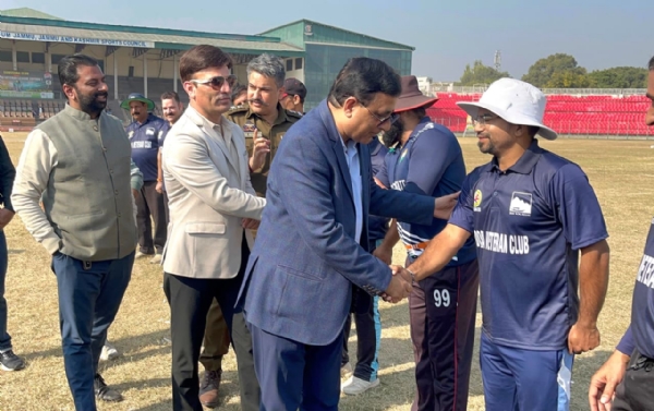जम्मू वेटरन क्रिकेट लीग का एम.ए. स्टेडियम में आगाज़, खेल के साथ नशा-निरोध संदेश पर जोर जम्मू वेटरन क्रिकेट लीग का एम.ए. स्टेडियम में आगाज़, खेल के साथ नशा-निरोध संदेश पर जोर
