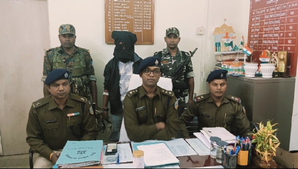 गिरफ्तार आरोपी की जानकारी देते पुलिस पदाधिकारी