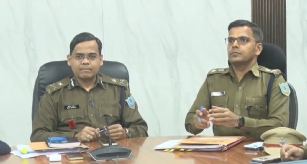 बैठक करते आईजी और एसएसपी