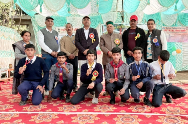 मेधावी बच्चों को सम्मानित करते हुए विधायक किशोरी लाल।