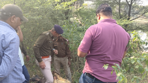 चित्तौड़गढ़ के कोतवाली थाना क्षेत्र में शव मिलने के बाद जांच करते पुलिस। चित्तौड़गढ़ के कोतवाली थाना क्षेत्र में शव मिलने के बाद जांच करते पुलिस।