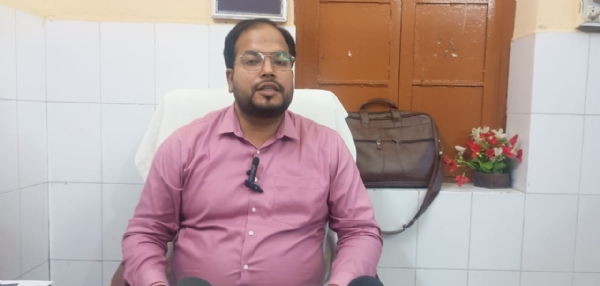 औषधि निरक्षक रजत कुमार पांडेय जानकारी देते हुए