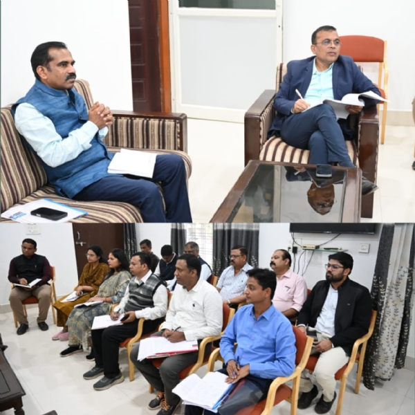 प्रभारी सचिव अधिकारियों की बैठक लेते हुए प्रभारी सचिव अधिकारियों की बैठक लेते हुए