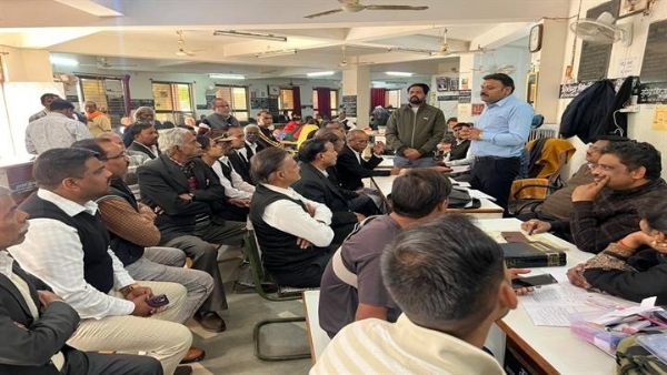 एसआईआर अधिवक्ताओं को सिखाई ईएफ भरने व मैपिंग की प्रक्रिया एसआईआर अधिवक्ताओं को सिखाई ईएफ भरने व मैपिंग की प्रक्रिया