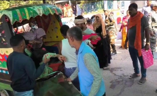 घायल को अस्पताल ले जाते परिजन घायल को अस्पताल ले जाते परिजन