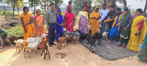 वितरण कार्यक्रम में शामिल लोग