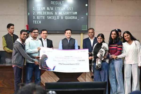 विजेताओं काे सम्मानित करते पुलिस महानिदेशक।