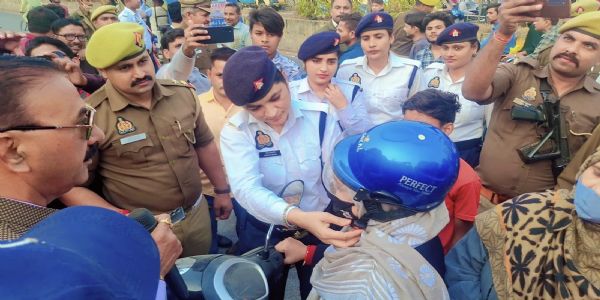 ट्रैफिक पुलिस के जागरूकता अभियान में जनता को दिए गये सुरक्षा के टिप्स