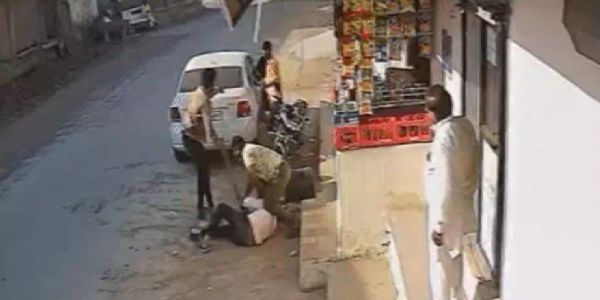 सहकारी बैंक कर्मचारी पर पाइप से 36 वार, हमलावर फरार