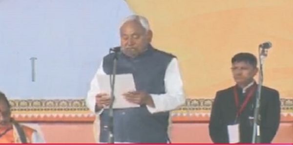 10वीं बार बिहार के मुख्यमंत्री बने नीतीश कुमार, प्रधानमंत्री और गृहमंत्री की मौजूूदगी में राज्यपाल ने दिलाई शपथ