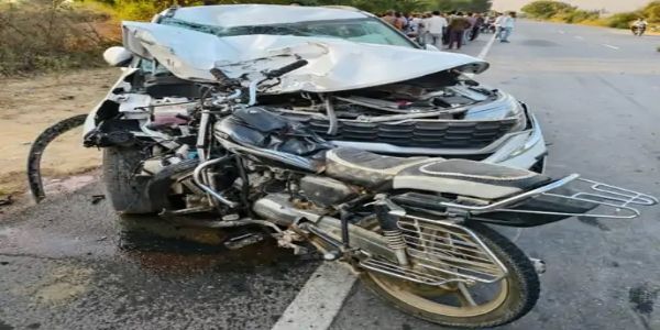 तेज रफ्तार कार ने बाइक को मारी टक्कर, पति-पत्नी और 10 साल के बेटे की मौत