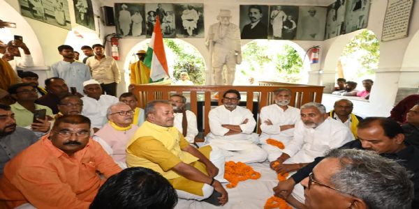 बिहार चुनाव के नतीजों के बाद भितिहरवा गांधी आश्रम में एक दिन के मौन उपवास पर बैठे प्रशांत किशोर