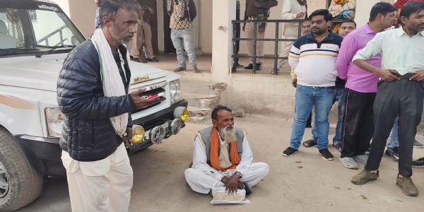 जमीन पैमाइश के लिए रिश्वत न देने पर लेखपालों ने किसान को कमरे में बंद कर पीटा