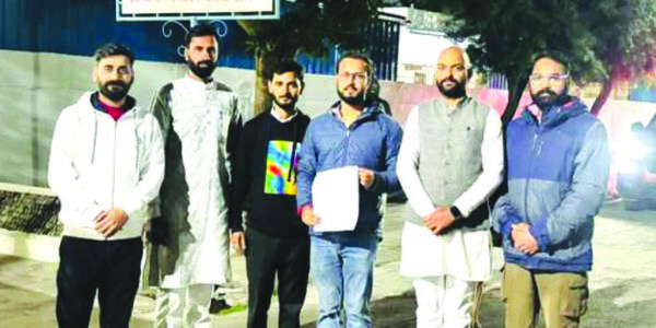 अमेरिकन आश्रम को लेकर गहरा रहा विवाद, लोगों ने डीएम से की शिकायत