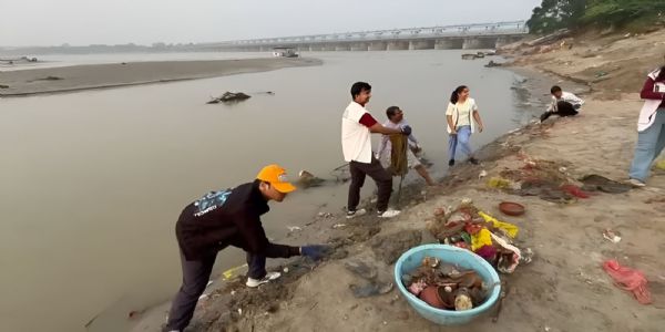 आईआईटी कानपुर ने गंगा बैराज में चलाया स्वच्छता अभियान, अपशिष्ट सामग्री- प्लास्टिक कचरा हटाया