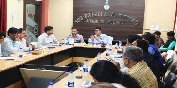 आरामबाग महकमे में समीक्षा बैठक, जिलाधिकारी ने विभागों को समयबद्ध तरीके से कार्य पूरा करने का निर्देश दिया
