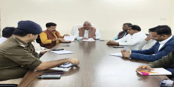 अखिलेश पर राहुल गांधी का असर, राजनीति के लिए इटली जाएं राहुल : मयंकेश्वर शरण सिंह