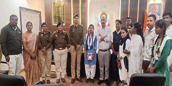 जांजगीर-चांपा पुलिस ने अंतरराष्ट्रीय बाल दिवस पर निभाई अनूठी पहल, कक्षा 12वीं की छात्रा बनी 15 मिनट की एसपी