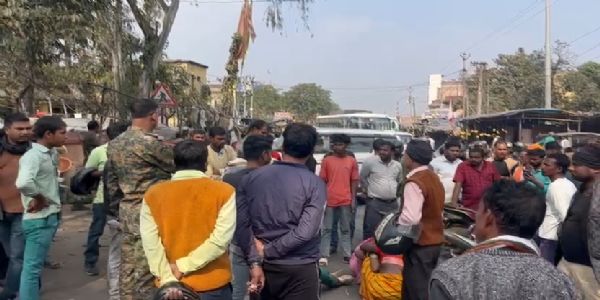 सड़क दुर्घटना में युवक की मौत, विरोध में सड़क जाम