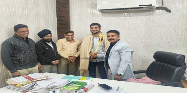 इंदौरः सांवेर के बीएलओ नीरज चौधरी बने संभाग में पहले शत-प्रतिशत कार्य पूर्ण करने वाले अधिकारी