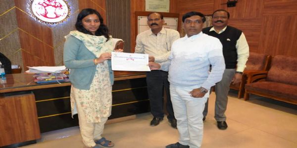 सिवनीः मतदाता सूची विशेष पुनरीक्षण में उत्कृष्ट कार्य के लिए दो बीएलओ सम्मानित