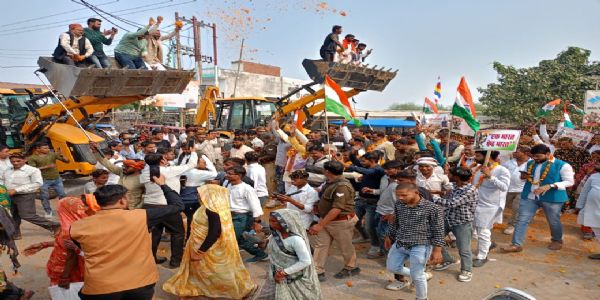 लौह पुरुष की जयंती पर पदयात्रा में बुलडोजर से की गई पुष्प वर्षा