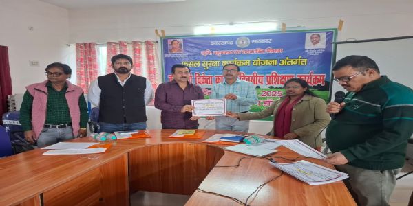 कृषि‍ वैज्ञानिकों ने कीटनाशी दवा विक्रताओं को किया प्रशिक्षित