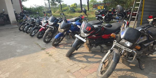 बाइक चोर गिरोह के तीन अपराधी गिरफ्तार, नौ बाइक बरामद