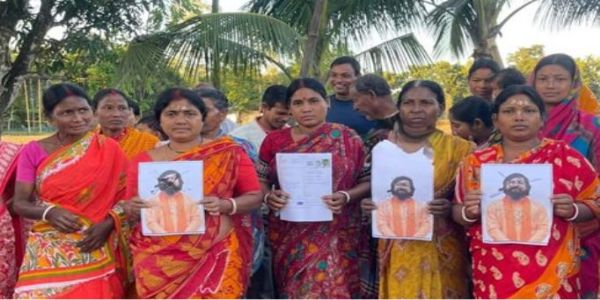 महिलाओं ने पूर्व केंद्रीय राज्य मंत्री निशीथ की फोटो पर स्याही लगाकर एसआइआर फॉर्म किया जमा